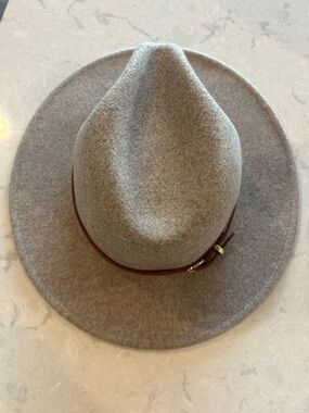 Classic Felt Fedora Hat with Leather Band - Light Gray